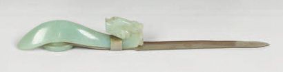 null Fibule en jade céladon sur laquelle est monté un coupe-papier en métal. Chine,...