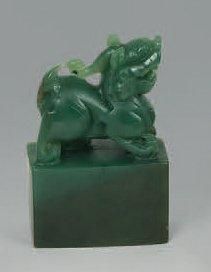 null Cachet en jade vert épinard, la base rectangulaire surmontée d'un kylin. Chine....