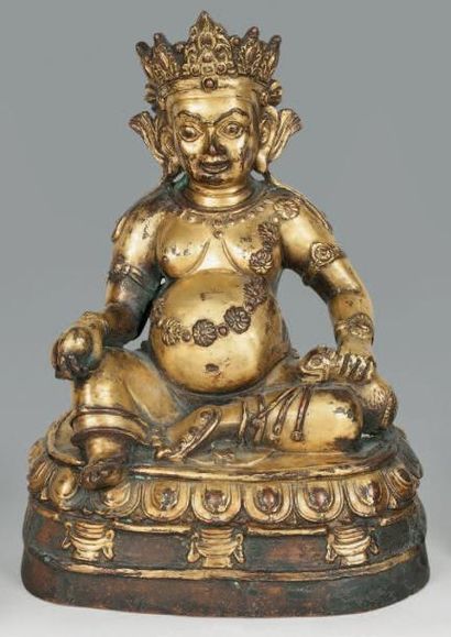 null Sujet en alliage de cuivre doré représentant le dieu Jambhala assis sur un lotus,...