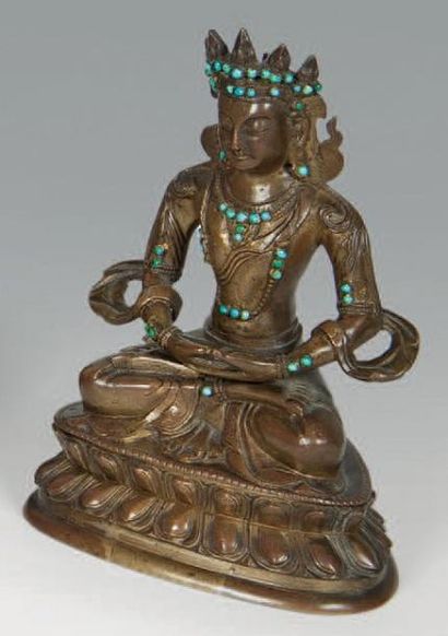 null Sujet en bronze rehaussé de turquoise, représentant Amitayus assis en méditation...