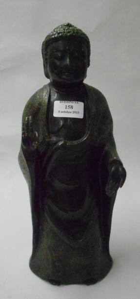 null Bouddha en bronze à décor d'émaux cloisonnés. Il est représenté debout bénissant....