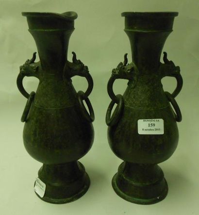 null Paire de vases piriforme sur piédouche en bronze de patine verte, deux anses...