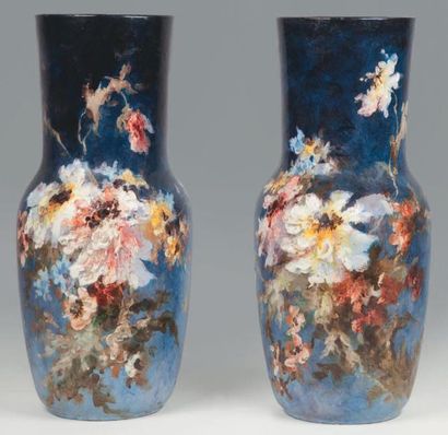 MONTIGNY SUR LOING Paire de vases à décor de fleurs sur fond bleu. Marqués. Fin du...