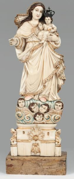 null Petite vierge à l'enfant en ivoire sculpté du début du XVIIIesiècle. Cette petite...
