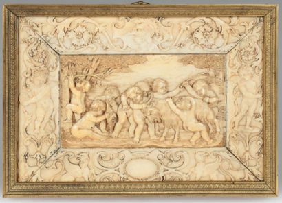 null Plaque en ivoire sculpté de bacchanale du XVIIIe siècle. Elle représente dans...