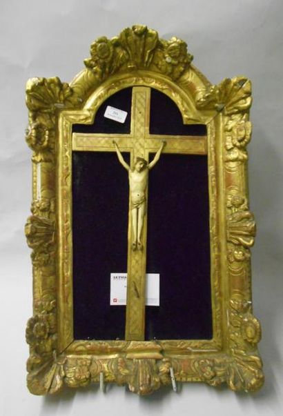 null Christ en croix, en ivoire sculpté dans un cadre en bois et stuc doré. XVIIIe...