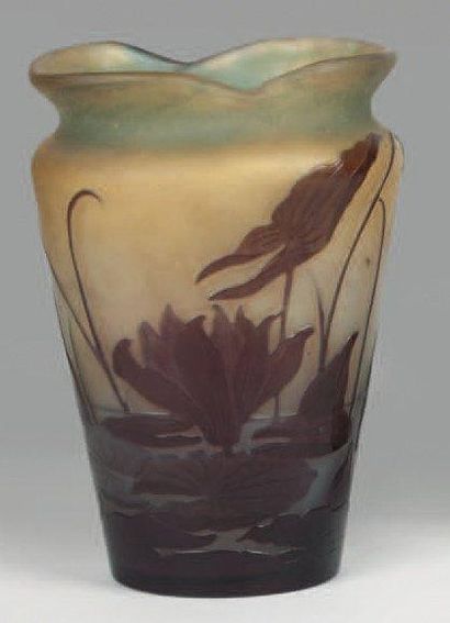 Emile GALLE (1846 -1904) Vase méplat à corps ovoïde et col étiré à chaud. Épreuve...