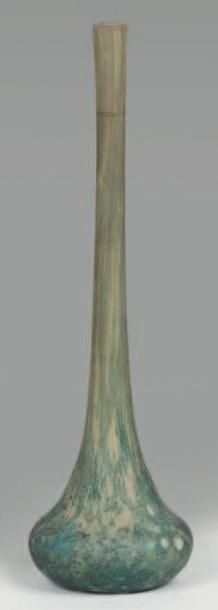 DAUM Vase berluze en verre marmoréen vert tacheté marron jaune. Signé. Haut.: 17,6...