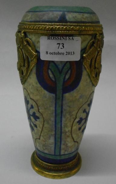 TRAVAIL ÉTRANGER Vase en céramique à corps ovoïde sur talon en métal doré sculpté...