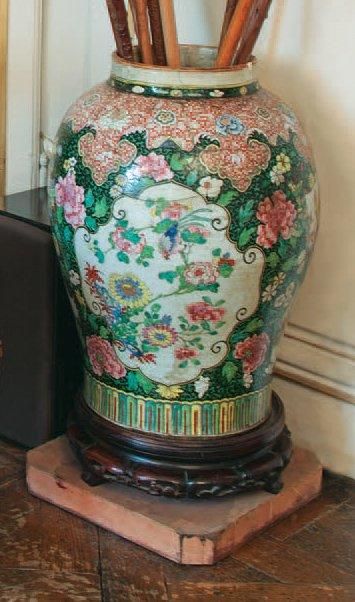 null Grand vase en porcelaine et émaux polychromes à décor d'oiseaux et fleurs dans...