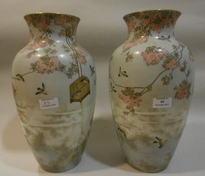 null Paire de vases balustres en porcelaine et émaux polychromes à rehauts or, ornés...
