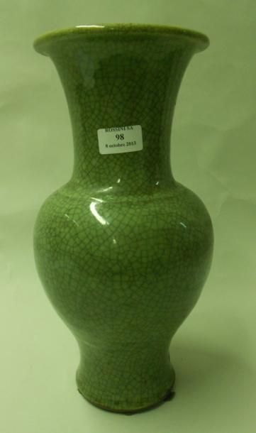 null Vase balustre en porcelaine céladon à décor craquelé. Chine. Haut.: 36 cm.