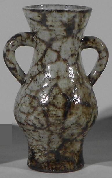 DERVAL Jean (1925 - 2010) Vase à deux anses. Terre de Vallauris, signature manuscrite...