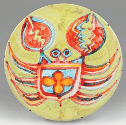 DESIMONE (XXe siècle) Plat à tarte à décor de crabe. Terre rouge, signature manuscrite...
