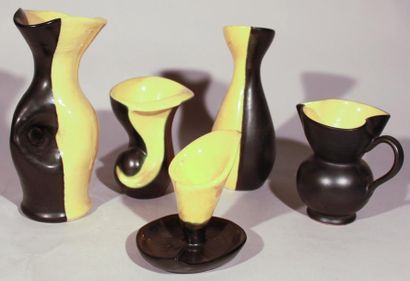 École du XXe siècle Lot de cinq pièces noir et jaune: - Trois vases - Pichet - Bougeoir....