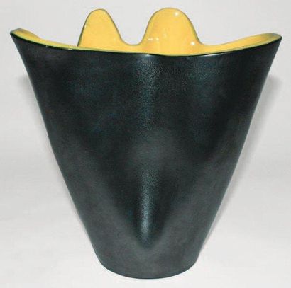 ELCHINGER (Années 50) Vase noir intérieur jaune. Terre blanche, signature manuscrite...