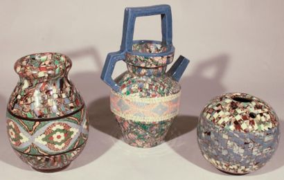 GERBINO Jean (1876 -1966) Lot de trois pièces: - Pichet - Vase - Pique-fleurs. Mosaïque...