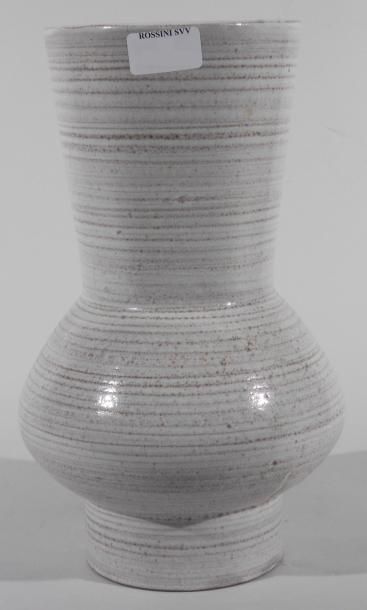GRANDJEAN-JOURDAN (XXe siècle) Grand vase beige. Terre de Vallauris, signature manuscrite...