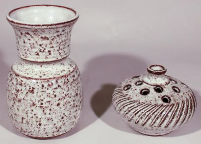 GRANET (XXe siècle) Lot de deux pièces: - Vase - Pique-fleurs. Terre de Vallauris,...