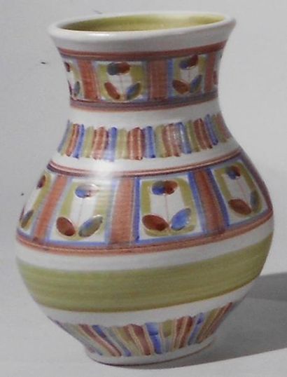 GUILLOT Dominique (XXe siècle) Petit vase à décor de fleurs. Terre de Vallauris,...