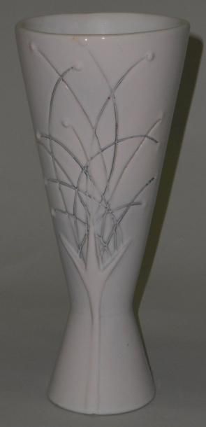 JOLLY Marie-Madeleine (1914 -1963) Vase blanc à décor de feuillage stylisé. Terre...