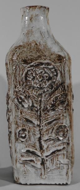 KASSIANOF Boris (XXe siècle) Vase à décor de fleurs. Terre de Vallauris, non signée....