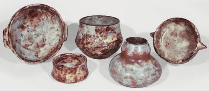 KOSTANDA Alexandre (1921- 2007) Lot de cinq pièces à décor moucheté: - Deux vases...