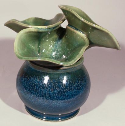 KOSTANDA Alexis (né en 1953) Vase à trois corolles. Terre blanche, signature manuscrite...