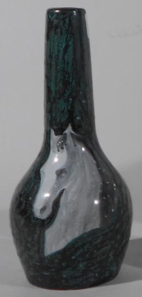 LE GRAND CHENE - Atelier Vase à décor de chevaux. Terre de Vallauris, signature manuscrite...