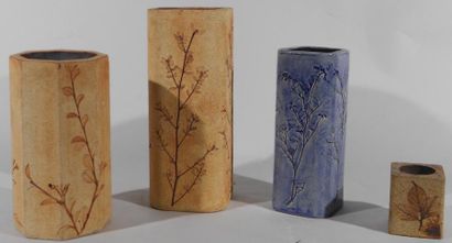 LEDUC Raymonde (Née en 1929) Lot de quatre vases à décor de feuilles. Grès, marque...