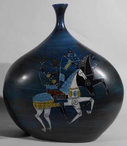 LESPINASSE Jean de (1896 -1979) Grand vase bleu à décor de guerriers médiévaux. Terre...