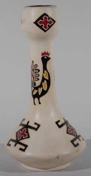 LOISELEUR Robert (XXe siècle) Vase à décor stylisé. Terre blanche, signature manuscrite...