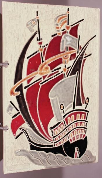 LOISELEUR Robert (XXe siècle) Plaque décorative à décor de bateau. Terre blanche,...