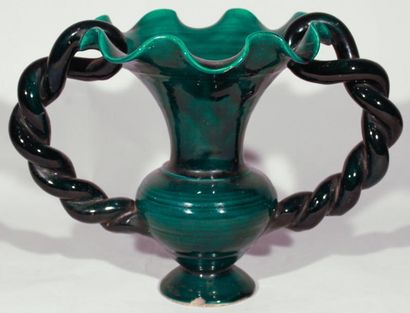 LUNETTA - Atelier Vase noir et vert à deux anses torsadées. Terre blanche, marque...