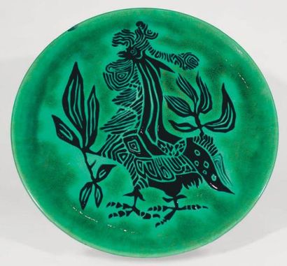 LURÇAT Jean (1892 -1966) Plat vert à décor de coq stylisé. Terre blanche, signature...