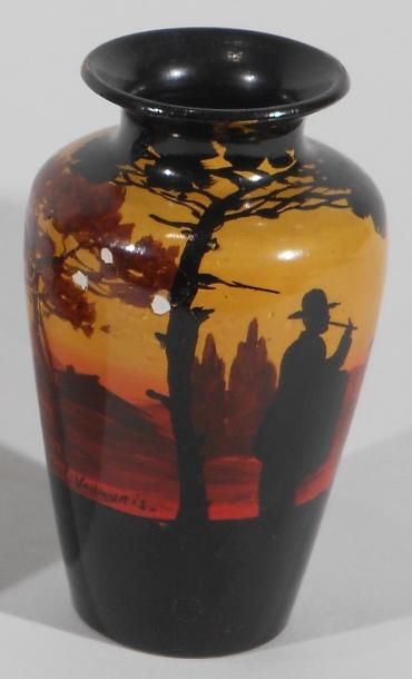 BAREL Jean (XXe siècle) Vase à décor de danse provençale. Terre de Vallauris, signature...