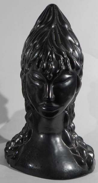 MARAIS Jean (1913 -1998) Sculpture de têtes de femmes. Terre blanche, signature dans...