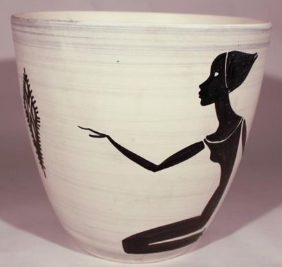 MILET Paul (1870 -1950) Cache-pot à décor d'Egyptiennes. Terre blanche, signature...