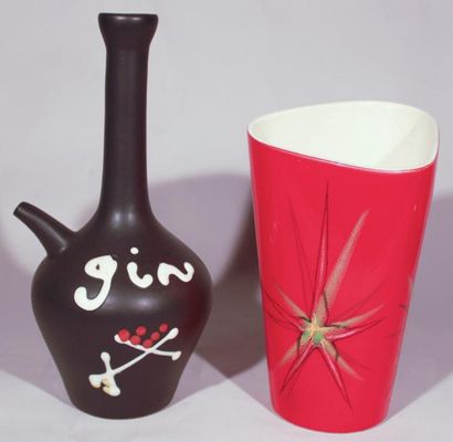 BAUD André (1903 -1986) Lot de deux pièces: - Bouteille de Gin. - Vase rouge à décor...