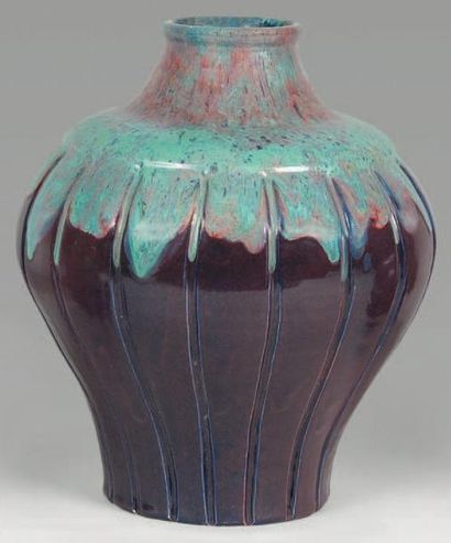 PRIMAVERA (XXe siècle) Vase. Terre blanche, marque au tampon sous la pièce. (petit...
