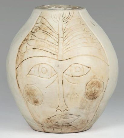 PRINNER Anton (1902 -1983) Vase à décor de visages. Terre blanche, signature manuscrite...
