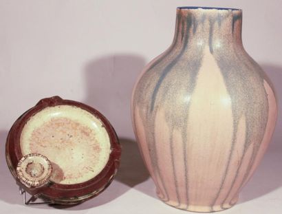 REVERNAY & HELMAN (XXe siècle) Lot de deux pièces: - Vase monté en lampe - Cendrier....