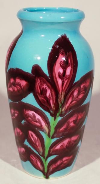 RICARD - Atelier Vase turquoise à décor de fleurs roses. Terre blanche, signature...