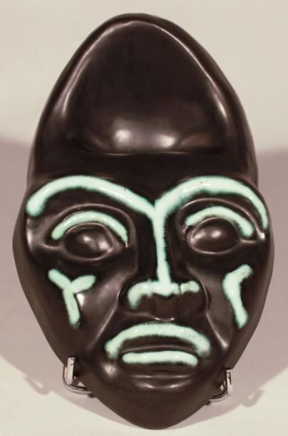 UGO Hélène (XXe siècle) Masque noir. Terre blanche, marque au tampon au dos de la...