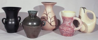 ACCOLAY (1948 -1980) Lot de cinq pièces dont un vase noir, vers 1950. Terre chamottée,...