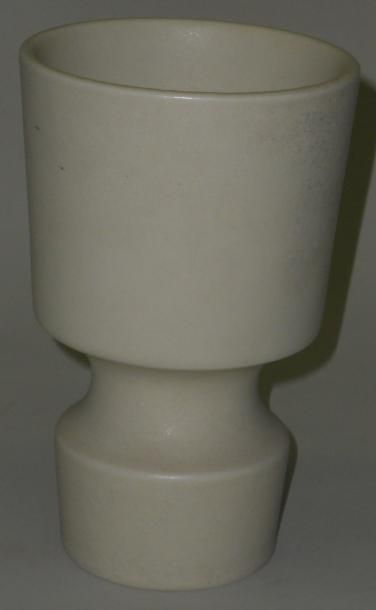 BLIN Jacques (1920 -1996) Vase blanc. Terre blanche, porte une signature manu - scrite...