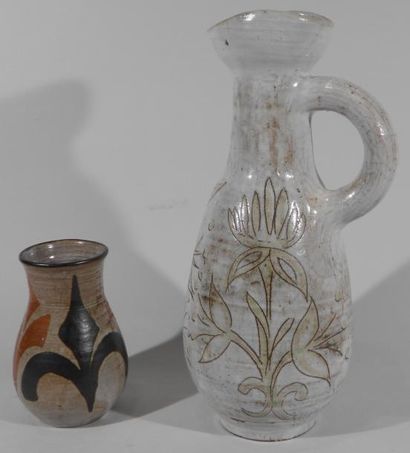 BOISSAUD Max (XXe siècle) Lot de deux pièces: - Vase à décor géométrique. - Pichet...