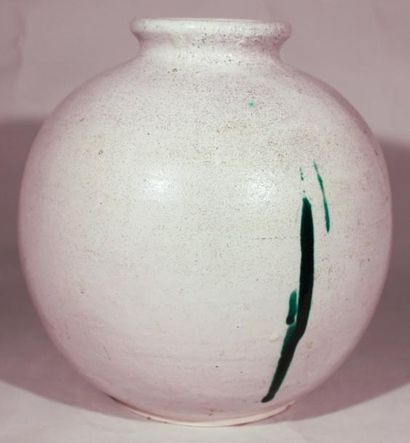 CAB, Céramique d'Art de Bordeaux Vase boule. Terre blanche, marque au tampon sous...