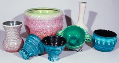 ACCOLAY (1948 -1980) Lot de sept pièces: - Saladier - Deux vases - Deux coupelles...