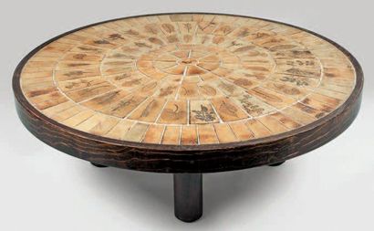 CAPRON Roger (1922 - 2006) Table basse ronde. Piètement bois à décor de garigue....